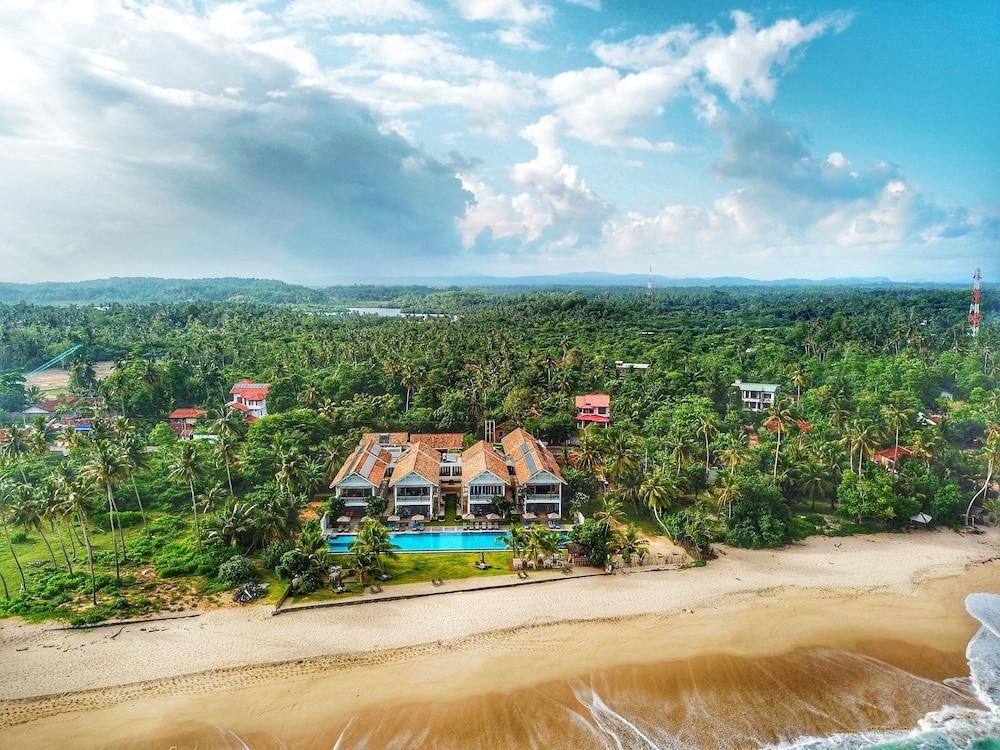 Villa Sri Sharavi & - With 43 Metre Saltwater Infinity Pool Mirissa